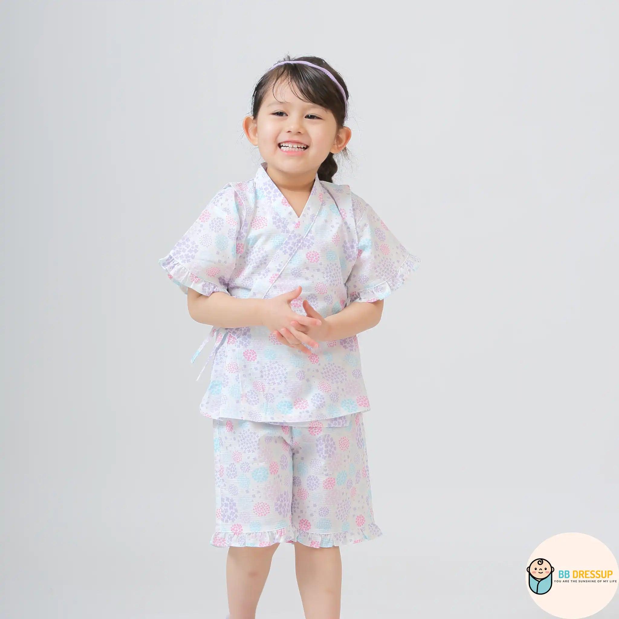 孩子穿著粉紫色和服進行派對拍照的可愛造型。