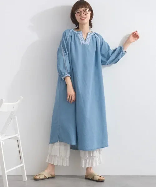 採用抓褶設計 (Ruched Design) 以修飾身形之優雅連身裙。