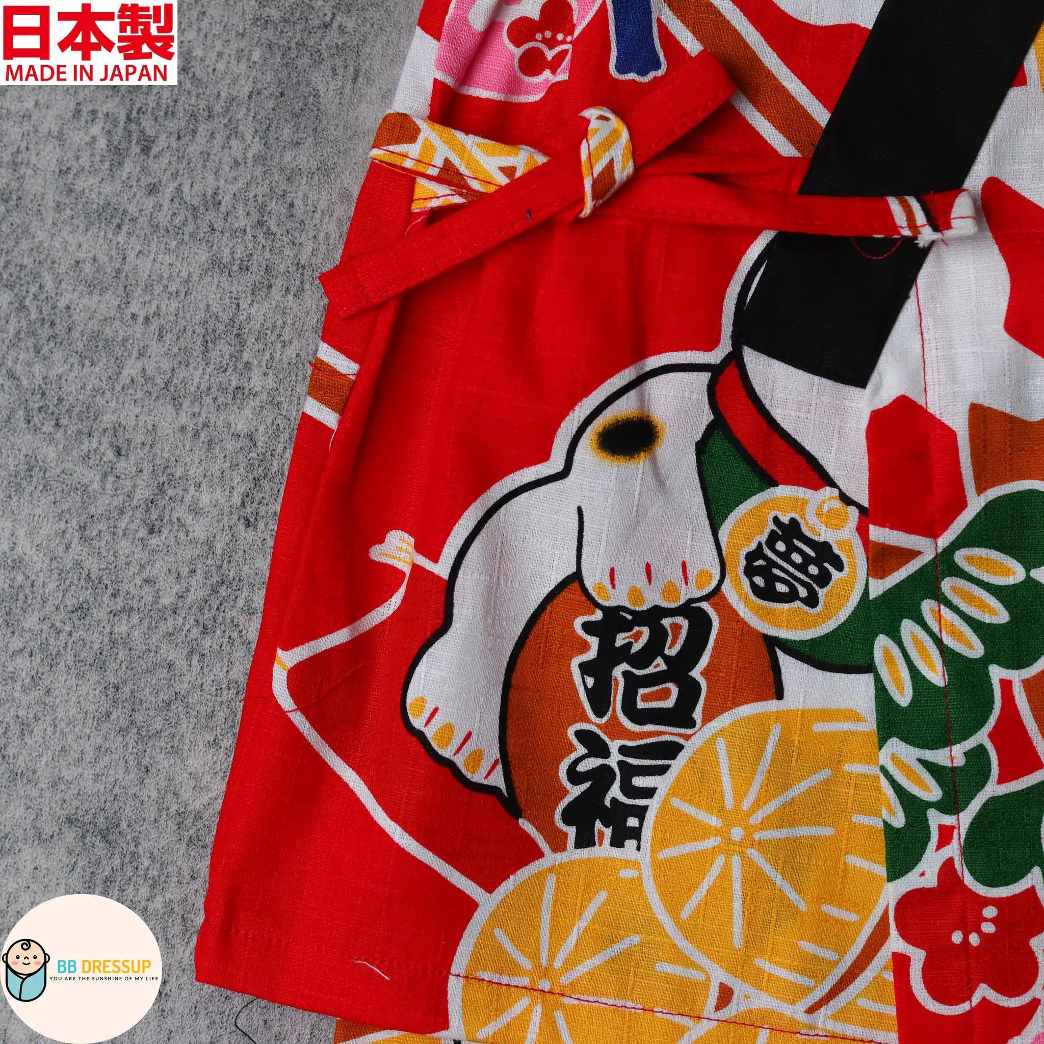 結合招財貓圖案與紅色甚平設計之嬰兒節慶服飾。