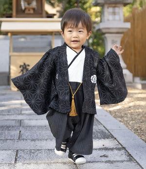 結合傳統和服造型與現代連身衣設計之日系嬰兒服飾。