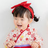 戴上雙重蝴蝶髮帶後，呈現小公主般精緻造型之嬰兒。