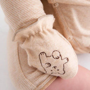刺繡兔子圖案的淺啡色嬰兒護手套，質感柔軟。