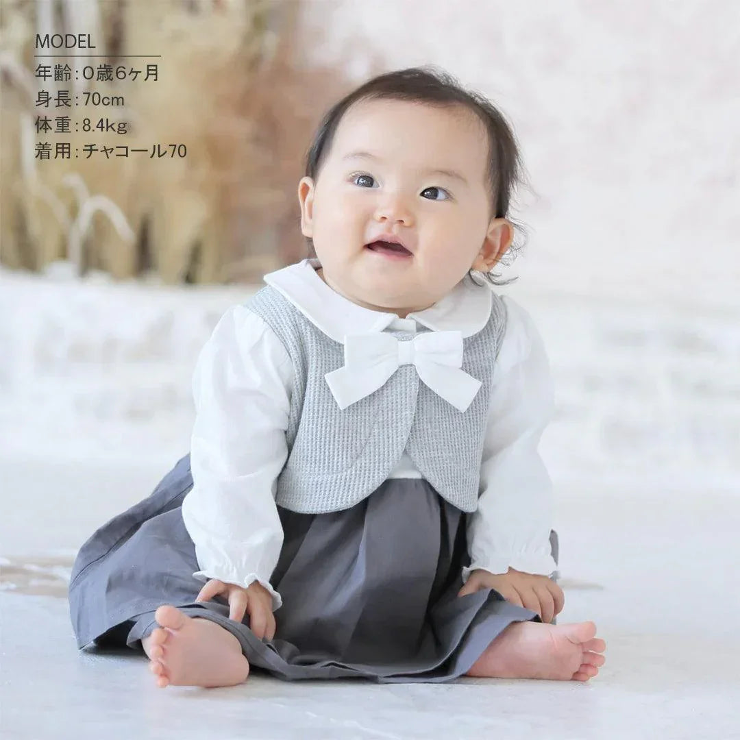 展現優雅斯文Look之灰色系女童連身裙。