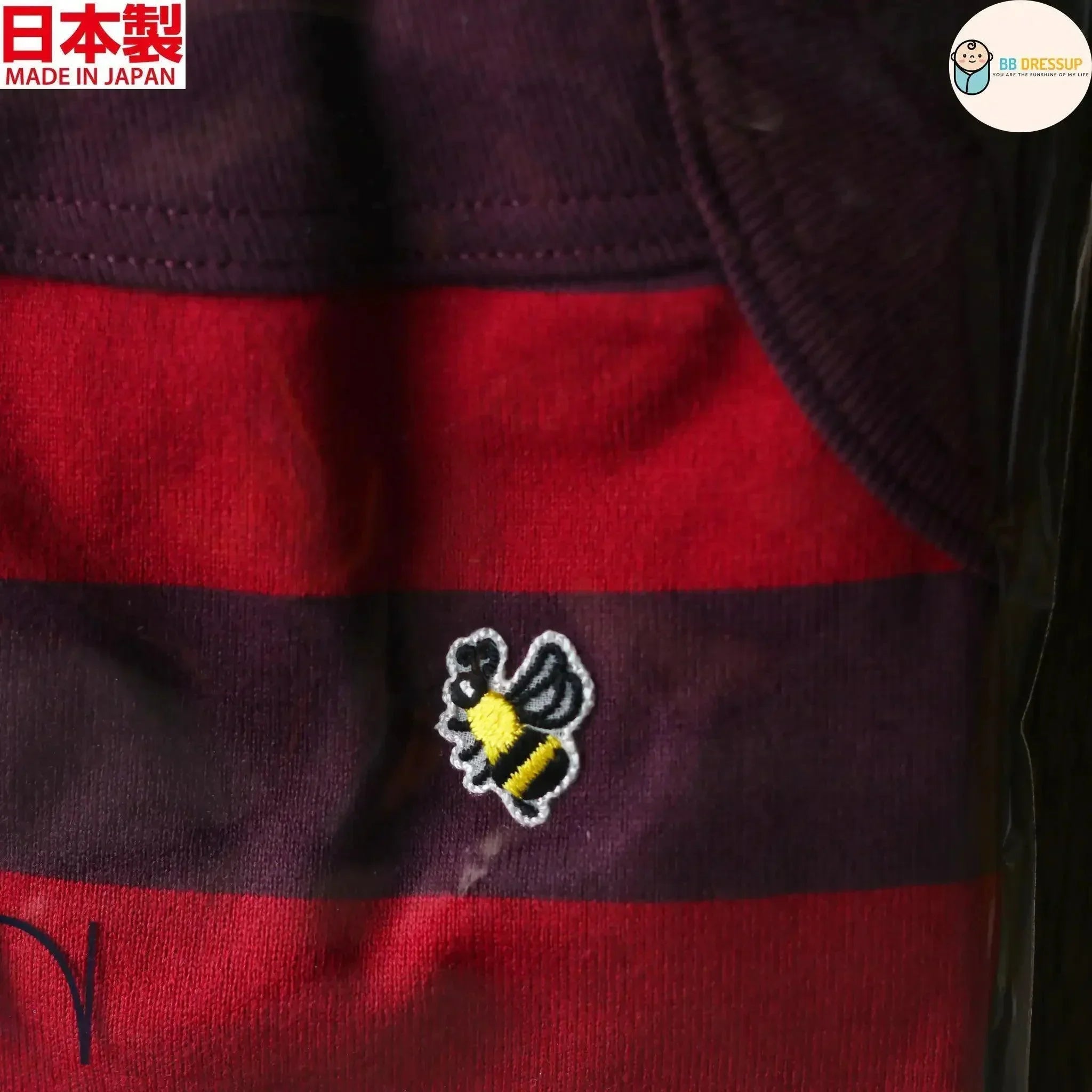 採用經典紅黑橫間條紋設計之高品質嬰兒連身衣。